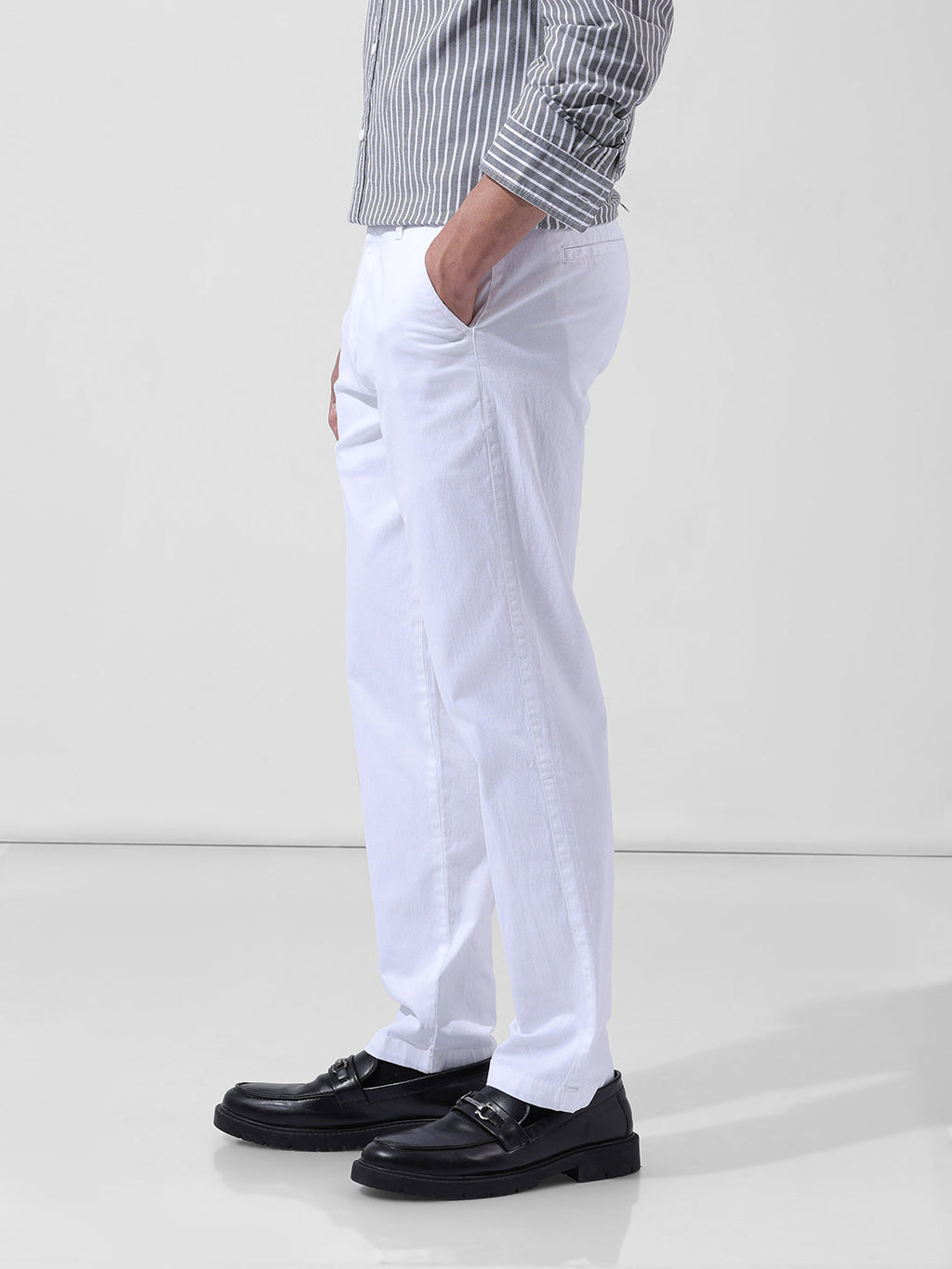 Men's White Regular Fit Solid Casual Chinos
