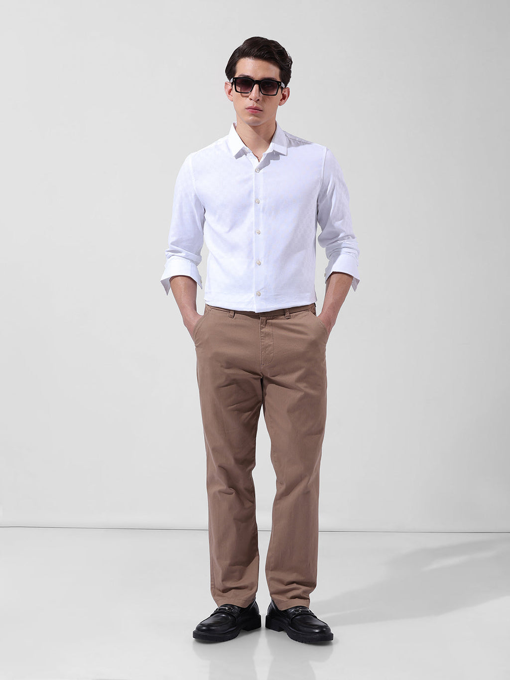 Men's Khaki Regular Fit Solid Casual Chinos