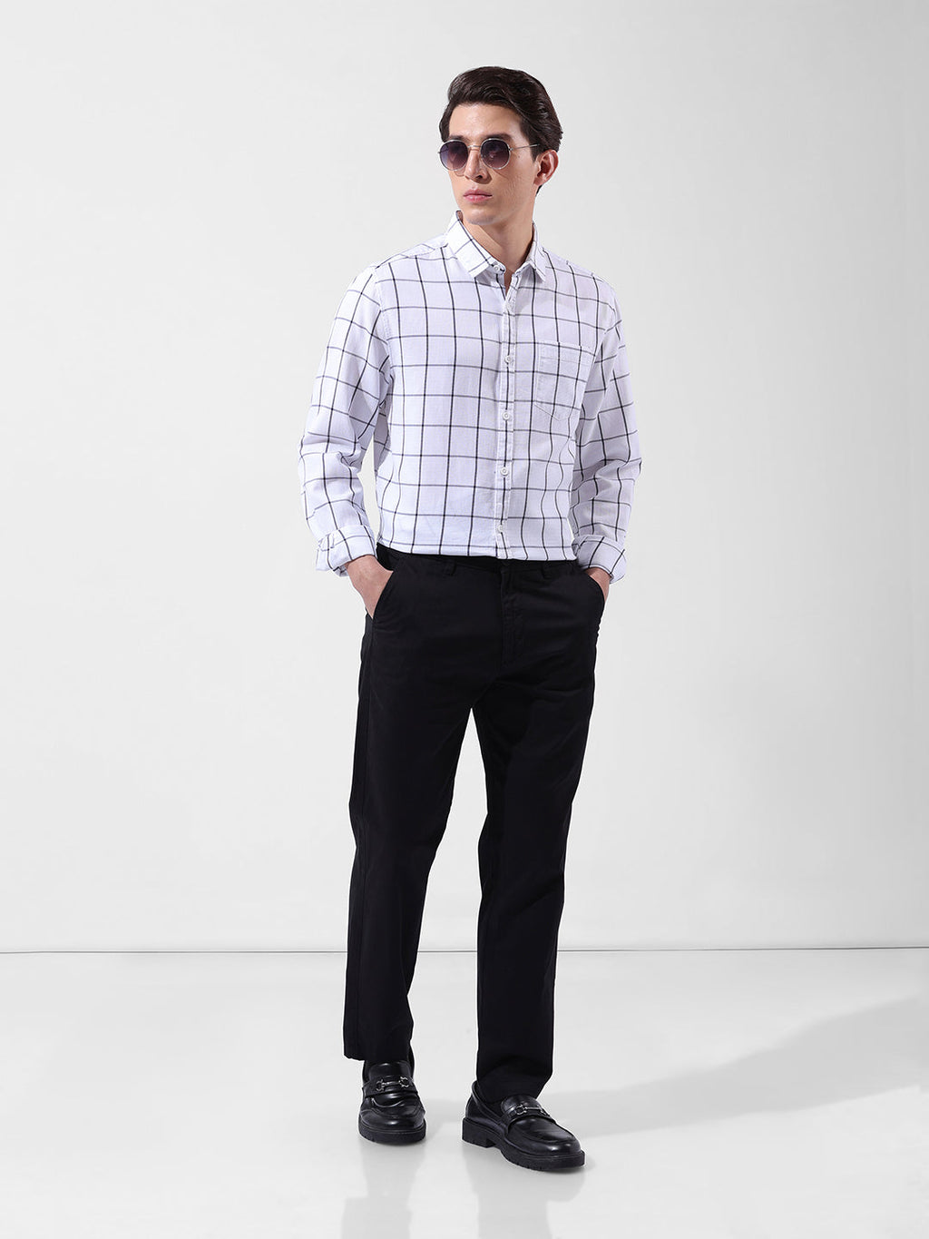 Men's Black Regular Fit Solid Casual Chinos
