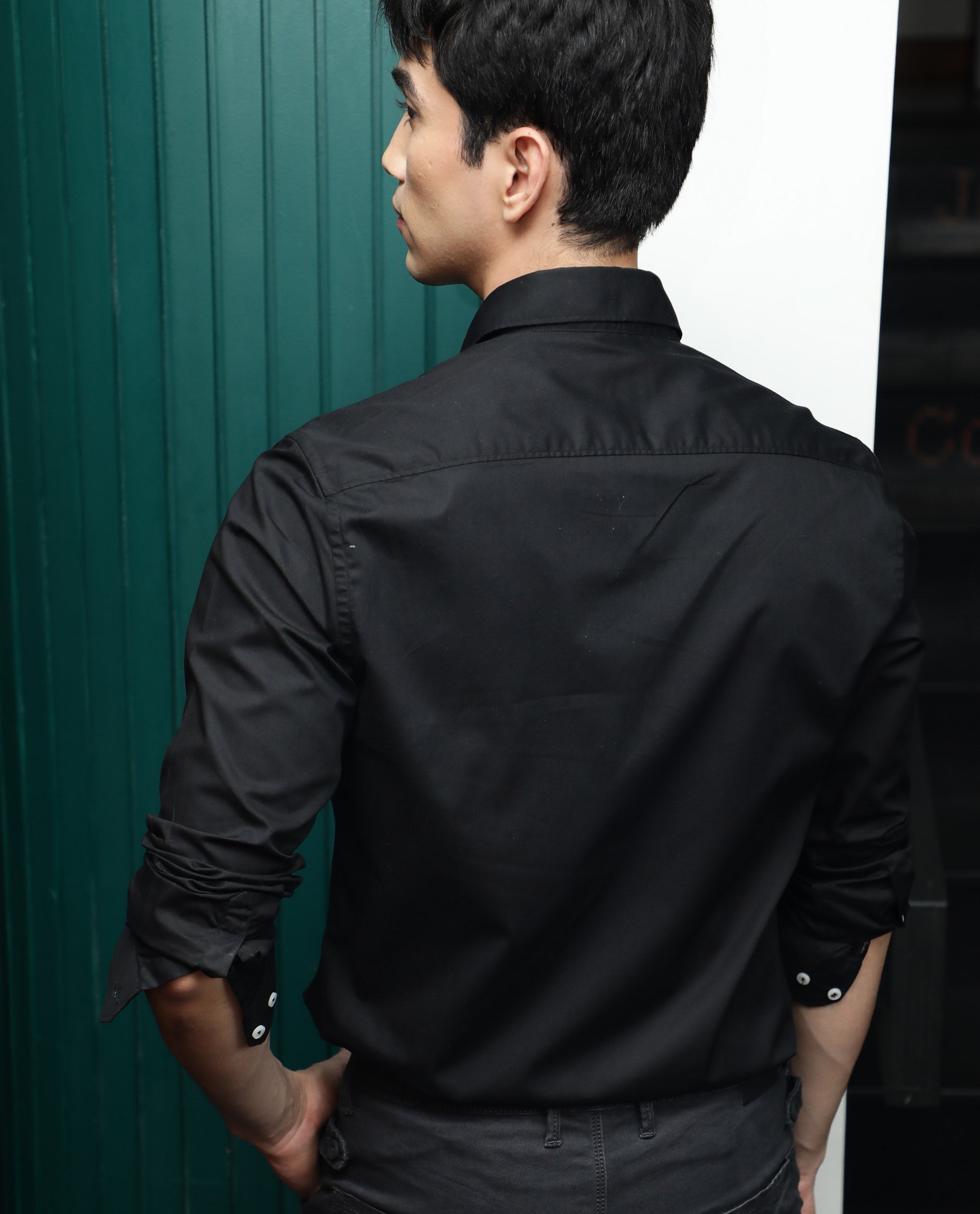 Rare Rabbit Men's Neutrons Black Cotton Plain Regular Fit Full Sleeve Collared Shirt